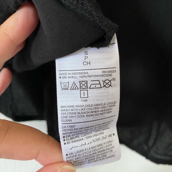 Old Navy Black Sleeveless Top - Keyhole back - Picture 6 of 8